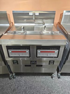 Painel de computador digital de 220 V. Duas panelas, quatro cestos, frigideira aberta com filtragem.