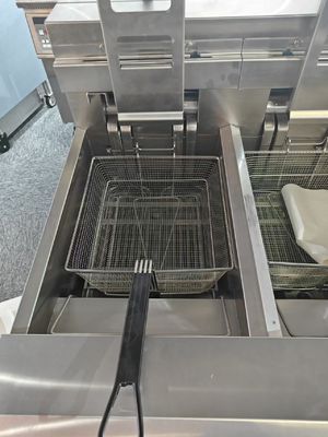 Painel de computador digital Elevador automático Dois potes Quatro cestos Elétricos Friteiras de batatas fritas