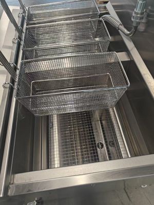 Painel de computador digital Dois potes Quatro cestos Máquina de fritura automática GAS Fritadora aberta