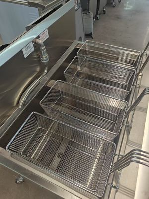 Painel de computador digital Dois potes Quatro cestos Máquina de fritura automática GAS Fritadora aberta