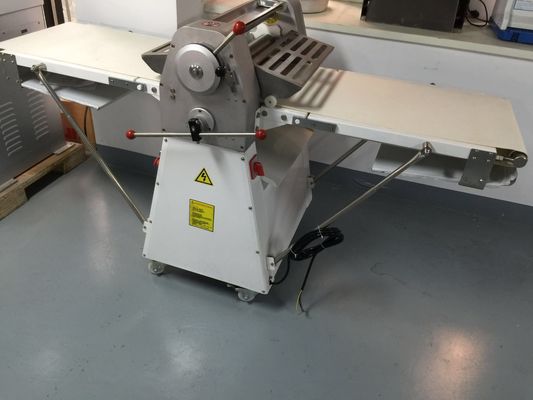 Máquina de prensagem de folhas de massa de tamanho de rolamento de 520 mm para preparação rápida e fácil de massa