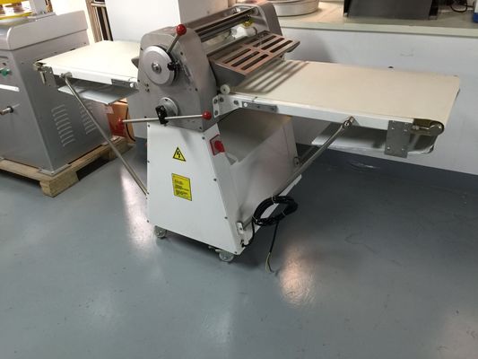 Máquina de prensagem de folhas de massa de tamanho de rolamento de 520 mm para preparação rápida e fácil de massa