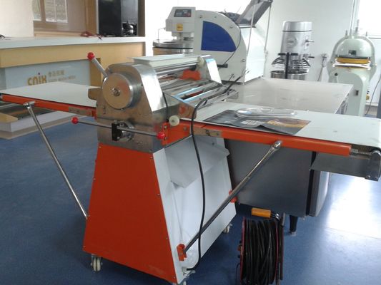 Máquina de prensagem de folhas de massa de tamanho de rolamento de 520 mm para preparação rápida e fácil de massa